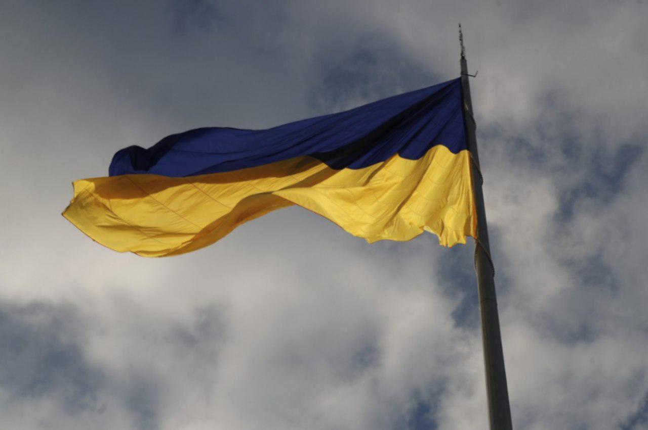 Мэр Кличко над Киевом поднял самый большой в Украине флаг