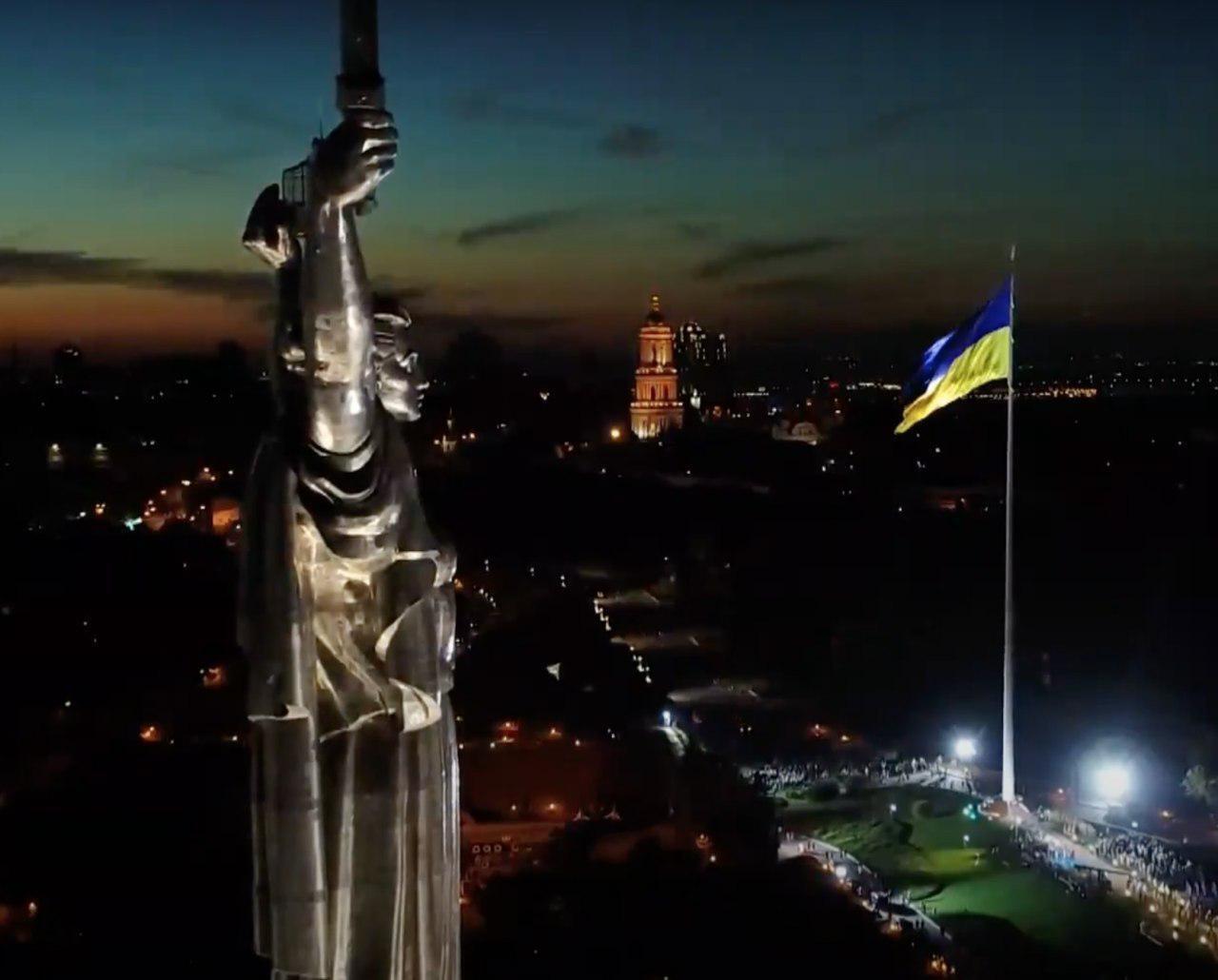 Мер Кличко над Києвом підняв найбільший в Україні прапор