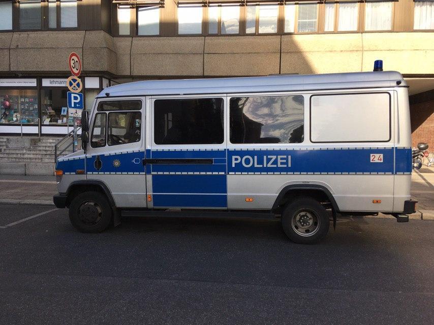 Возле клиники были замечены два полицейских микроавтобуса