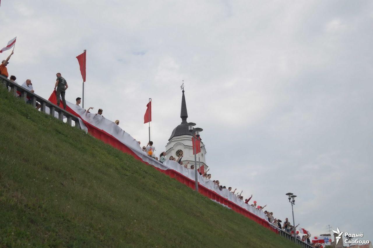 В Могилеве развернули БЧБ-флаг.