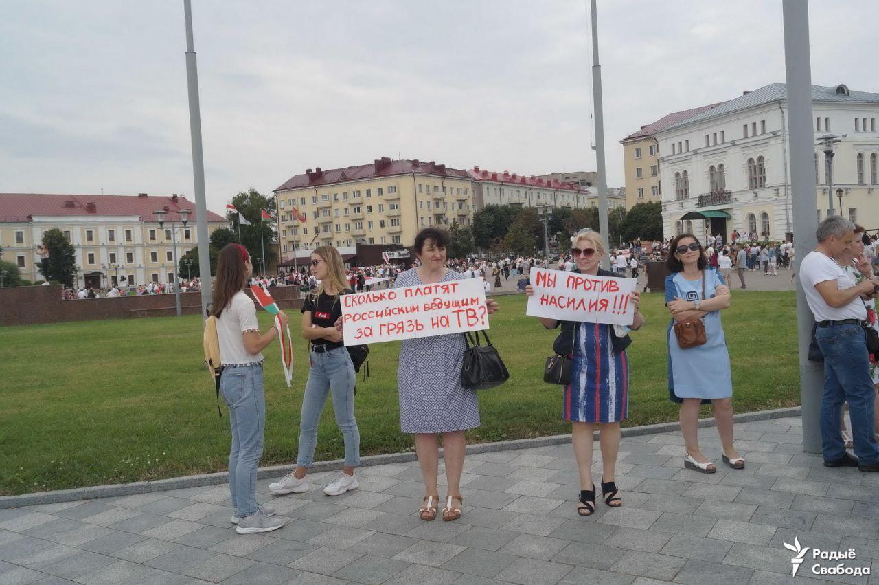На акцию пришли женщины с плакатами.