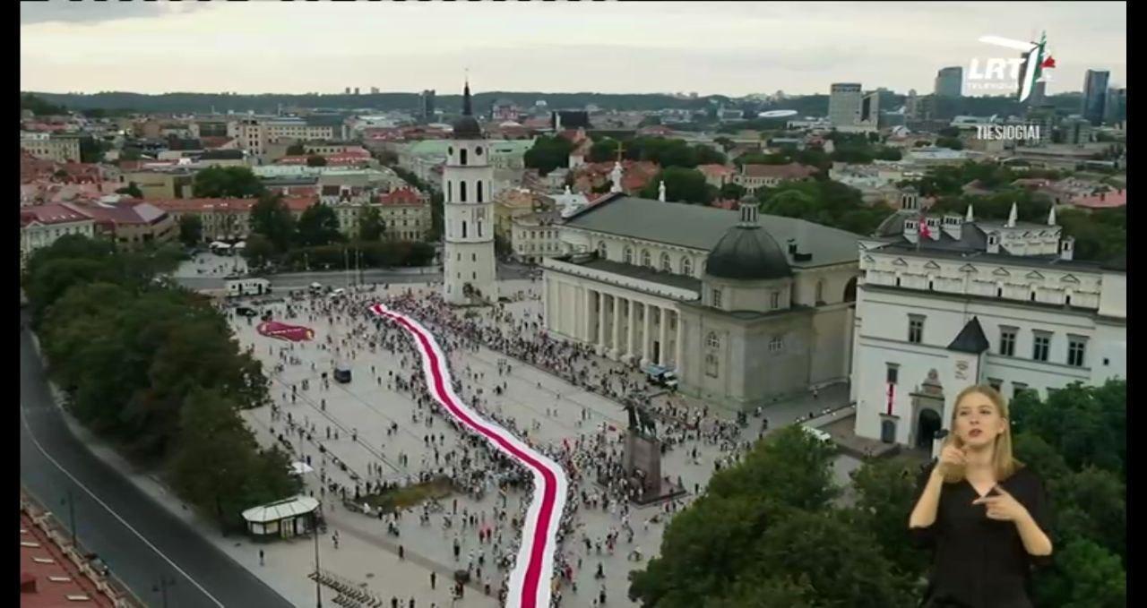 Білоруський прапор в Литві.