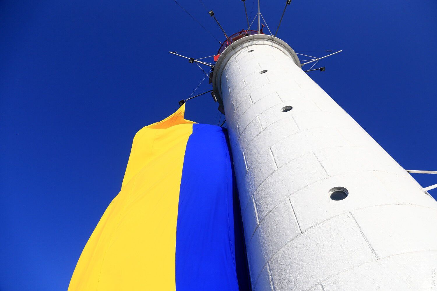 На Воронцовском маяке развернули огромный флаг Украины