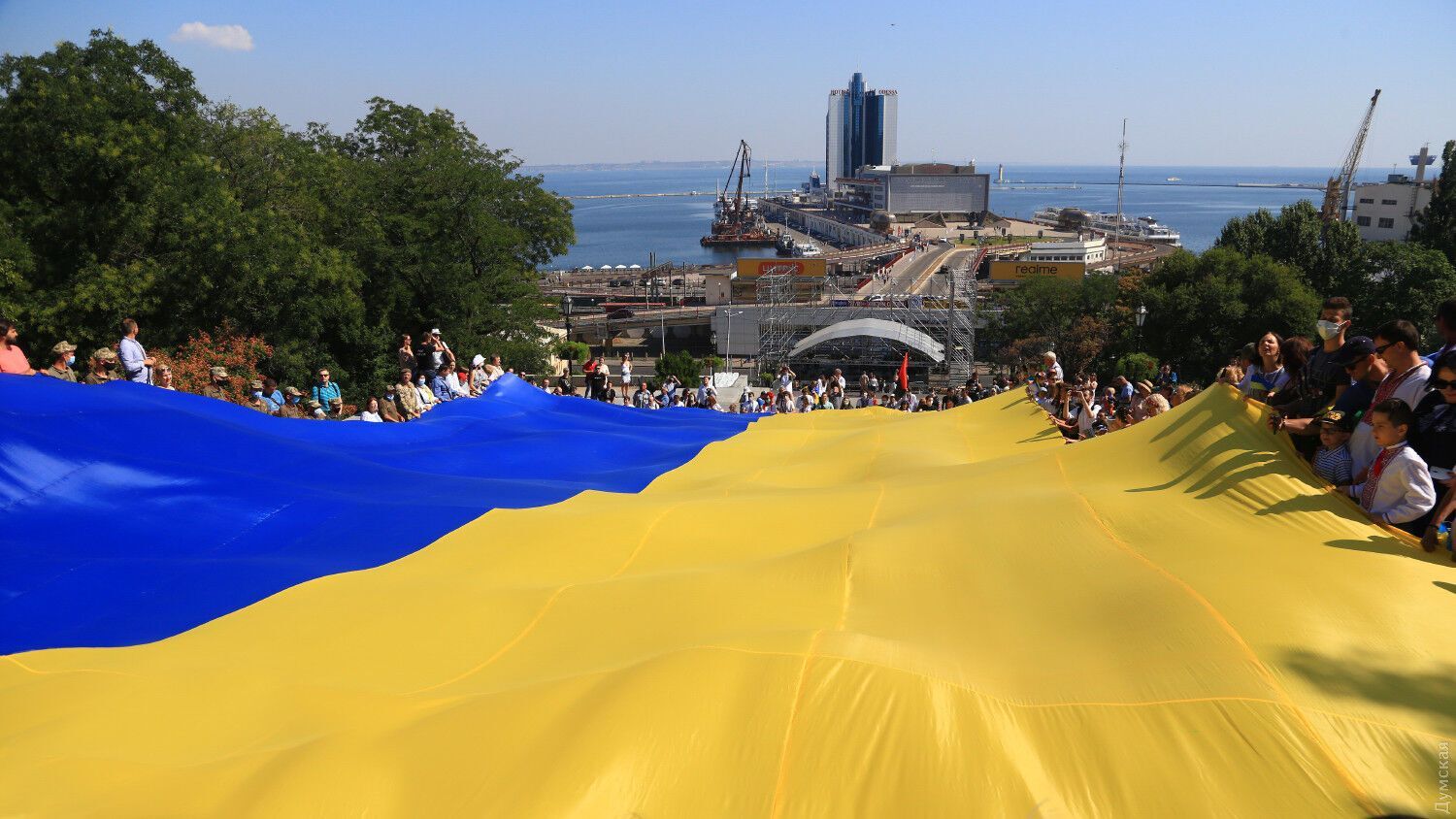 Потемкинскую лестницу в Одессе накрыли огромным государственным флагом