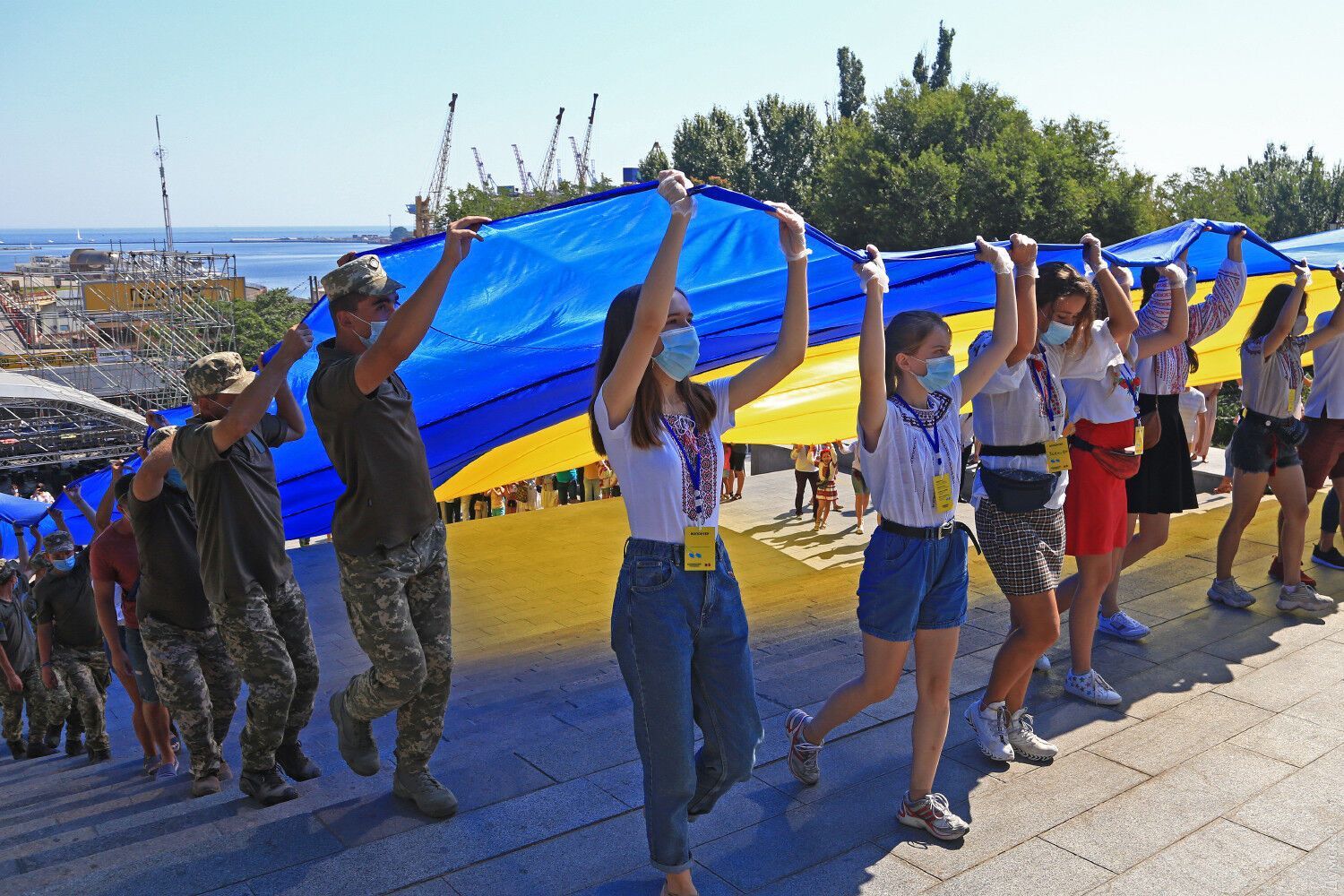 Потемкинскую лестницу в Одессе накрыли огромным флагом Украины
