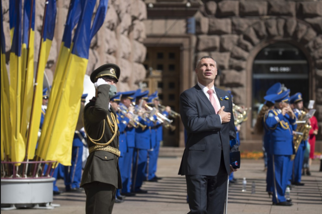 Кличко поднял Государственный Флаг у Киевского городского совета