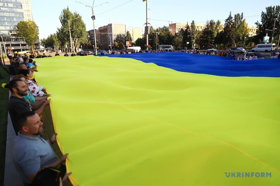 В Запорожье развернули 25-метровый государственный флаг