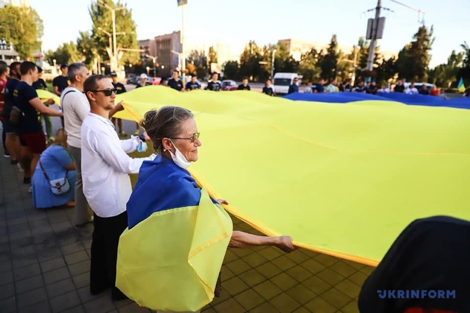 В центре Запорожья развернули 25-метровый флаг Украины