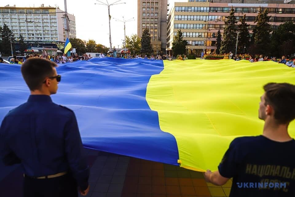 У центрі Запоріжжя розгорнули 25-метровий прапор України