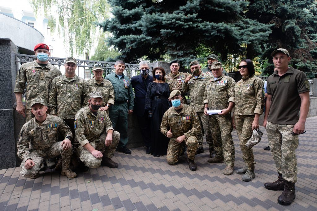 В традиционном церемониале "Колокола памяти" приняли участие ветераны войны на Донбассе