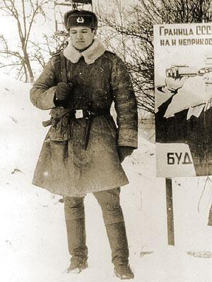Лукашенко в молодості з автоматом.