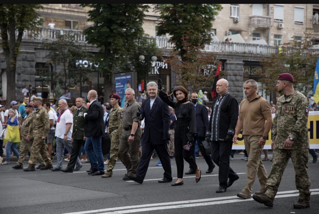 Порошенко приняли участие в шествии ко Дню Независимости