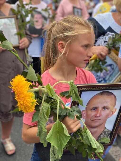Дочь погибшего разведчика Журавля принесла на Майдан портрет отца.