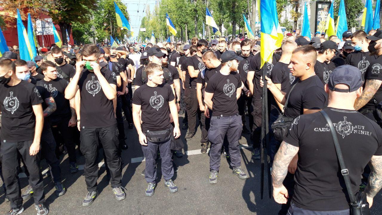 Колонна участников Марша защитников в Киеве.