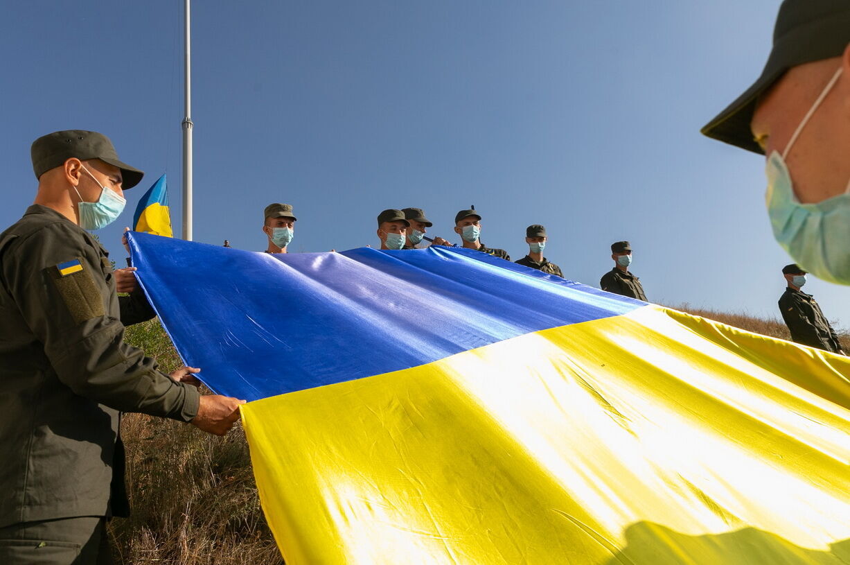 Вперше на острові Хортиця розгорнуто 100-метровий прапор України