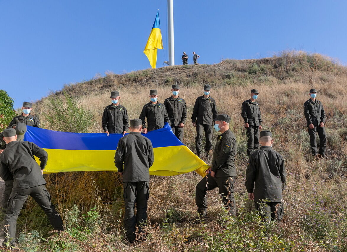 Впервые на острове Хортица развернут 100-метровый флаг Украины