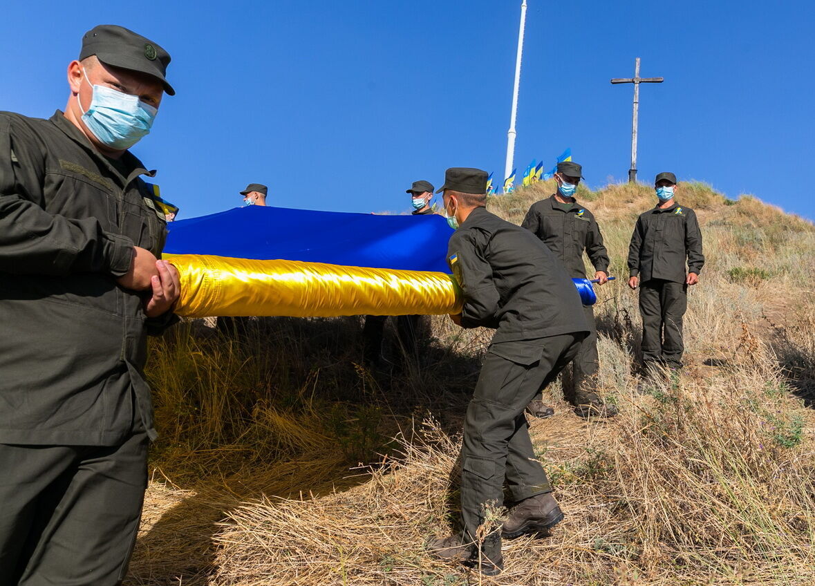 На Хортиці розгорнуто 100-метровий державний прапор