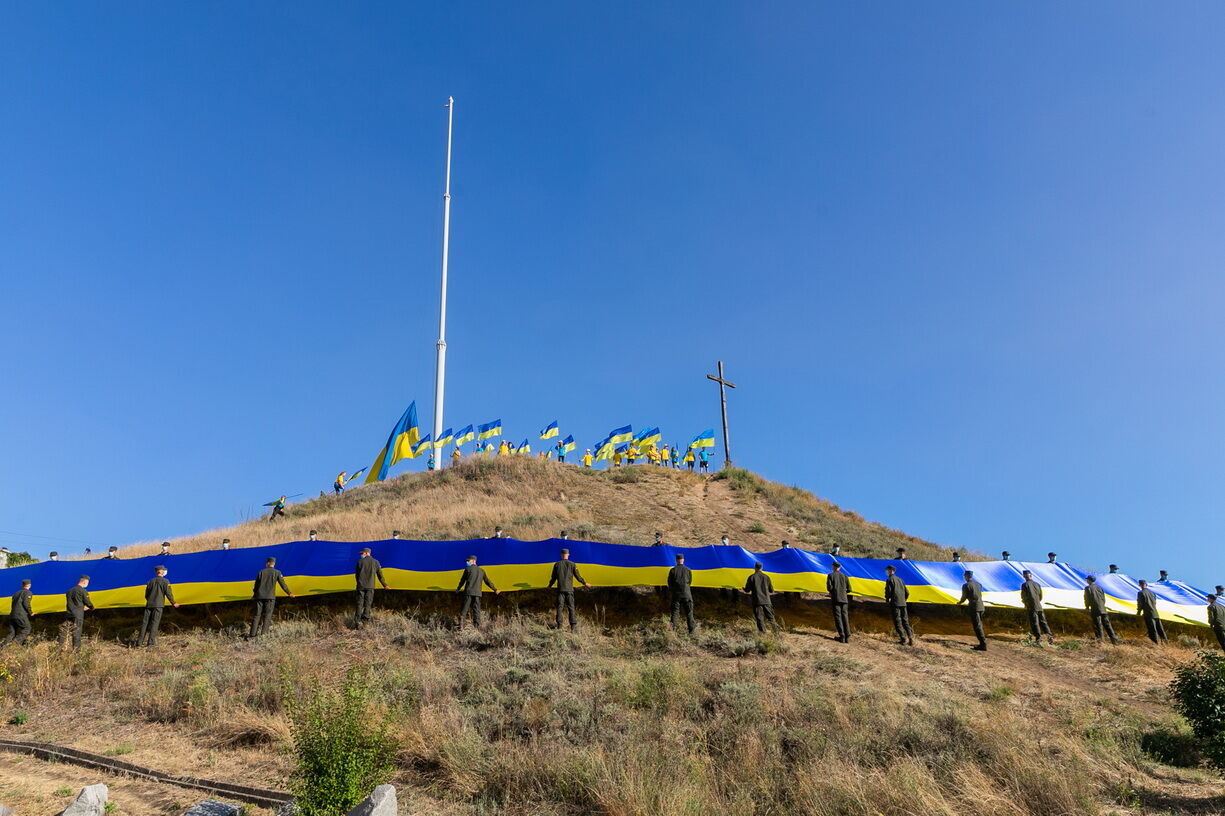 На Хортице развернут 100-метровый государственный флаг