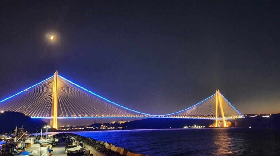 Мосты в Стамбуле подсвечені цветами Украины.