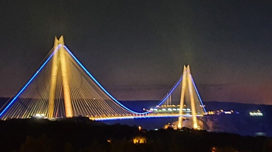 Мосты через Босфор подсвечены украинскими цветами.