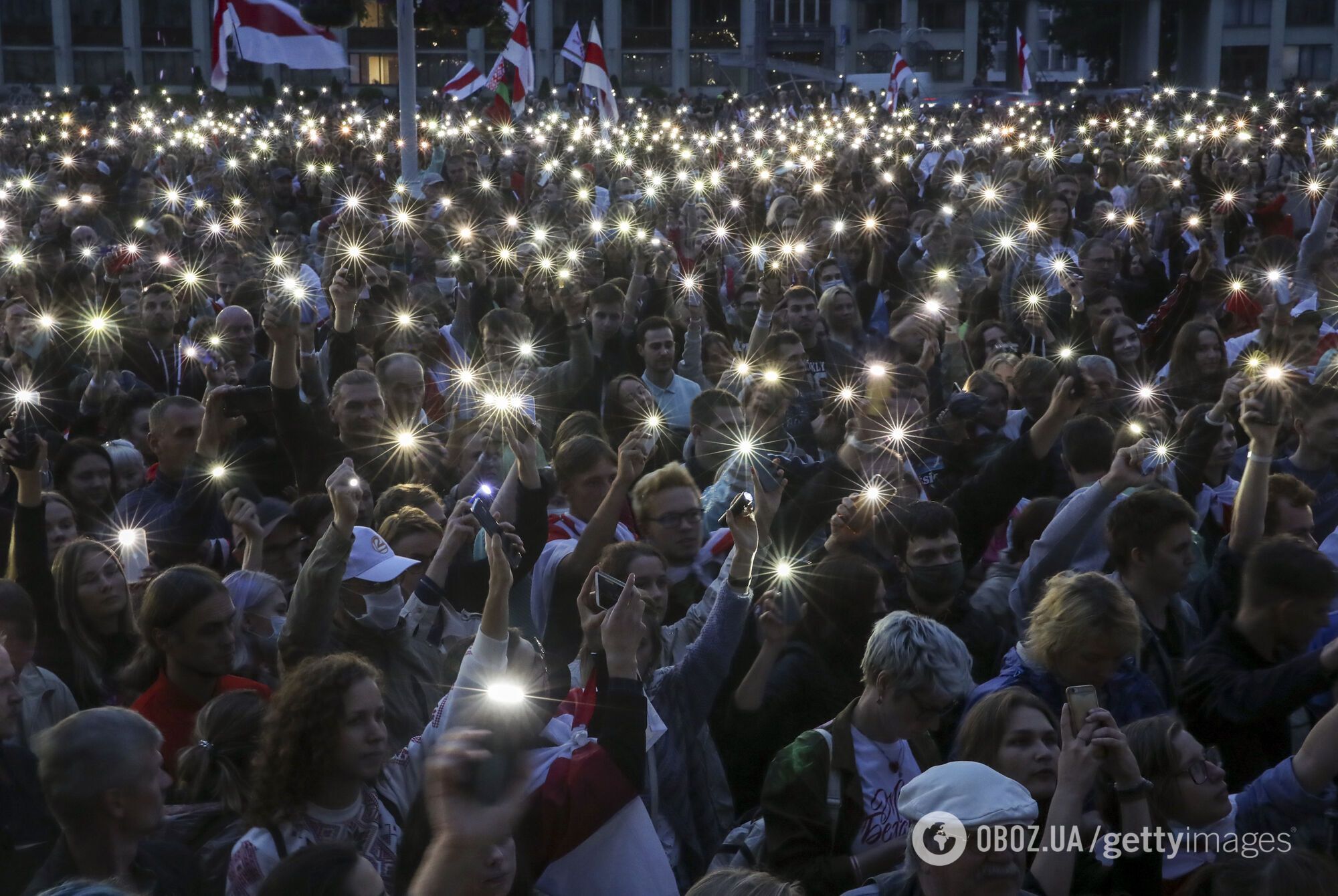 Тысячи людей зажгли фонари на площади Независимости