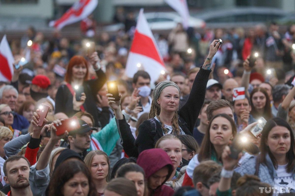 Деякі учасники мітингу в Мінську прийшли з прапорами