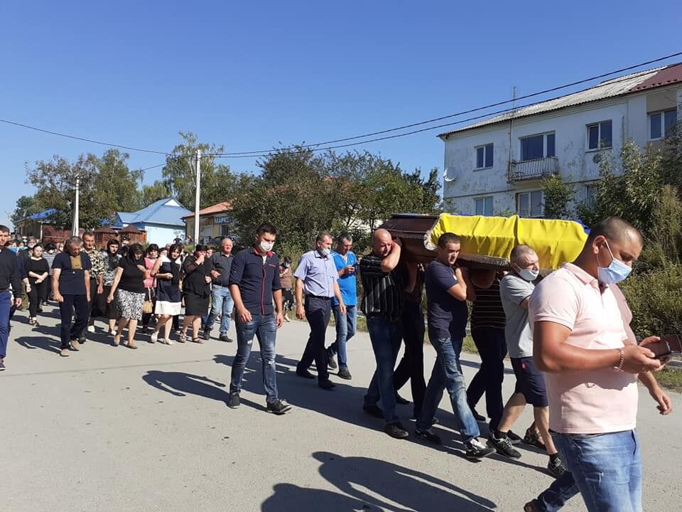 Траурная процессия на улице родного села Рудика