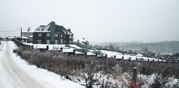 На цих фото зображений все той же будинок у Лісниках