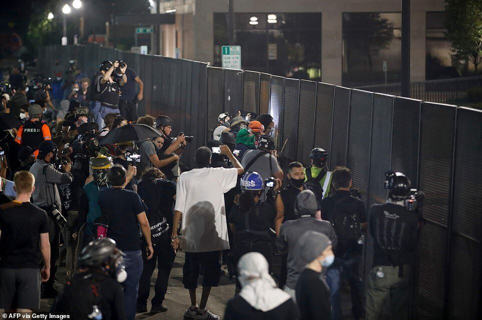 Протестующие нарушили комендантский час и собрались у здания окружного суда вечером 26 августа, столкнувшись с полицией