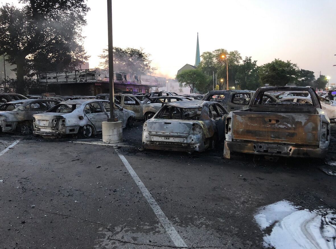 На площадке сгорели все машины.