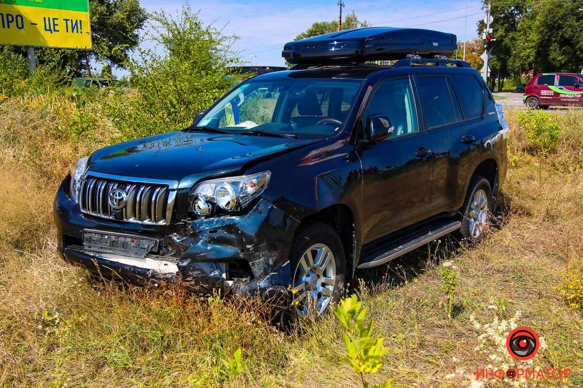 Від удару іномарку винесло в кювет