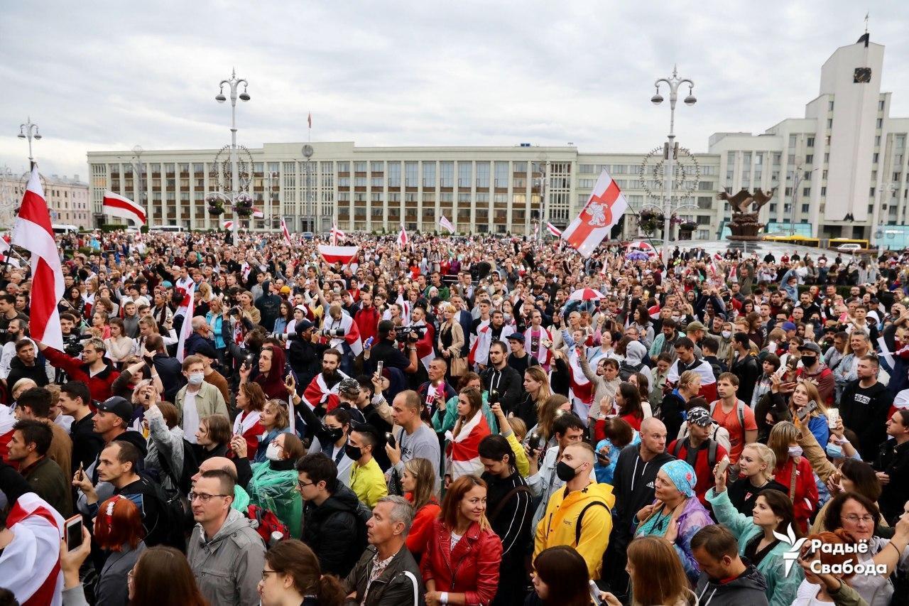 Тысячи белорусов вышли с мирным митингом на площадь Независимости в Минске