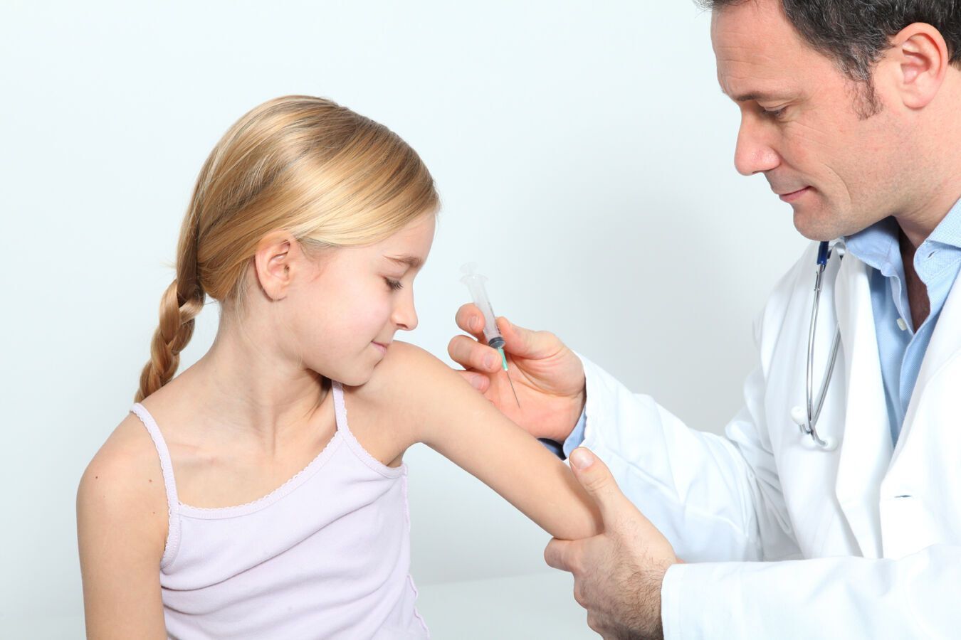 Сделать прививку можно в коммунальном медучреждении, в роддоме или в частной клинике