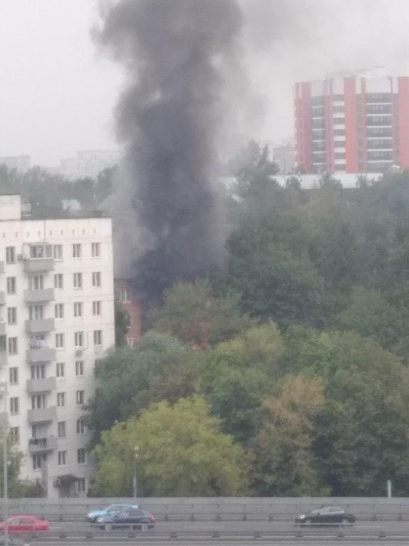 Огонь охватил три этажа в жилом доме в Москве