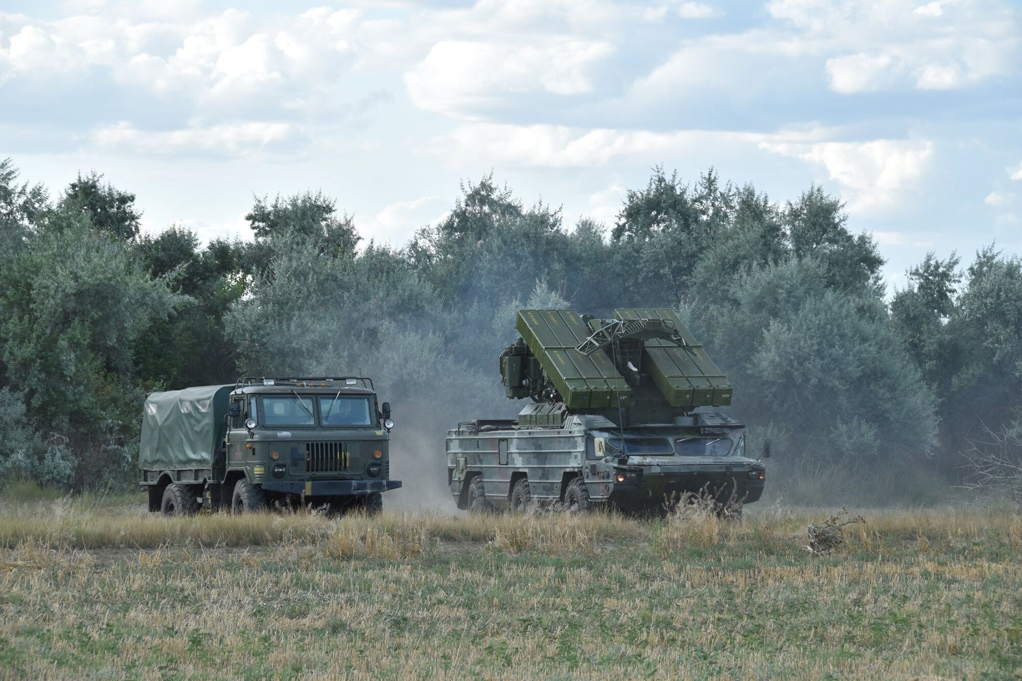 До маневрів залучили зенітно-ракетні комлекси "Бук" та "Оса"