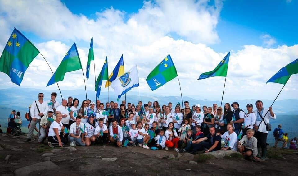 Днепряне подняли на горе флаги своего поселка, города и Украины