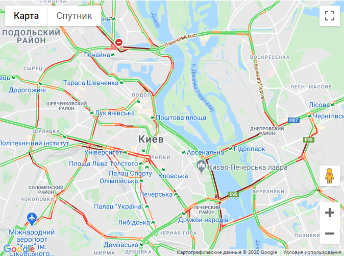 В центре Киева авто не могли проехать из-за пробок