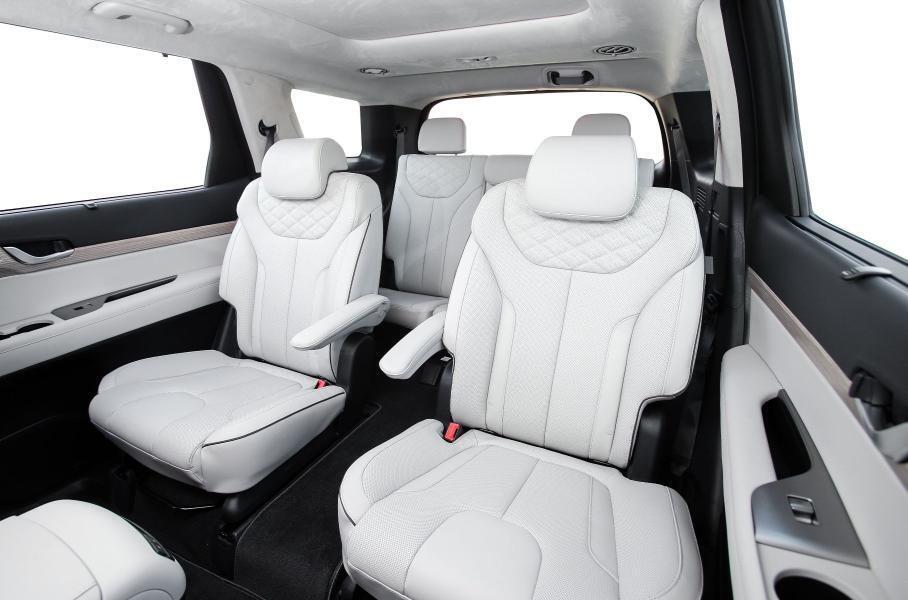 Возможно, неприятный запах источает светлая кожа.