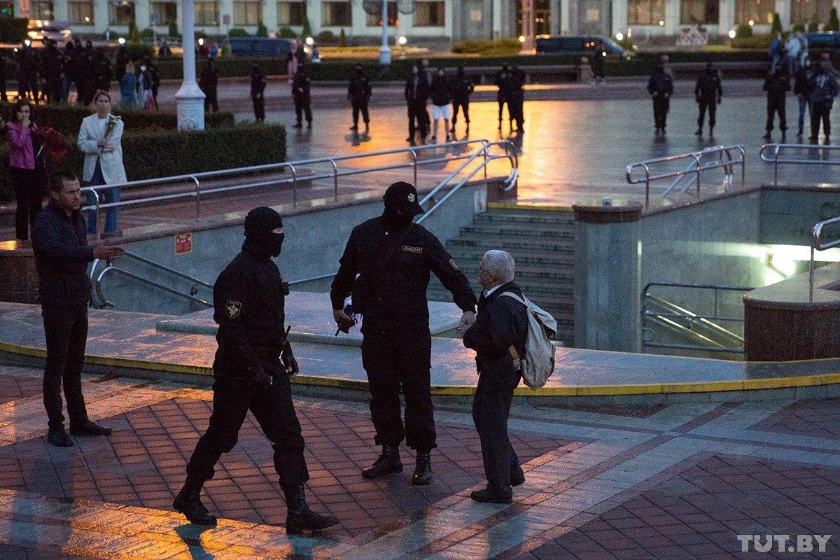 ОМОН відібрав у Ніни Багінської прапор на мітингу в Мінську