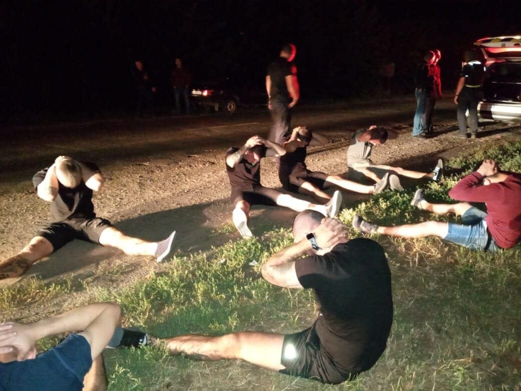 На Харьковщине задержали группу, которая напала на микроавтобус.