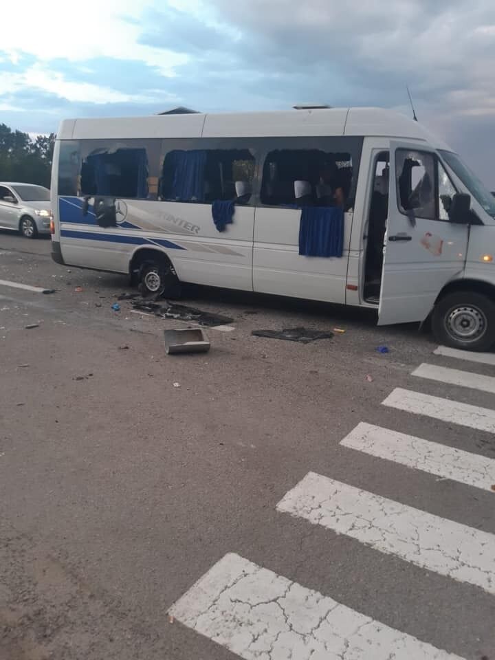Автобус расстреляли из автоматического оружия