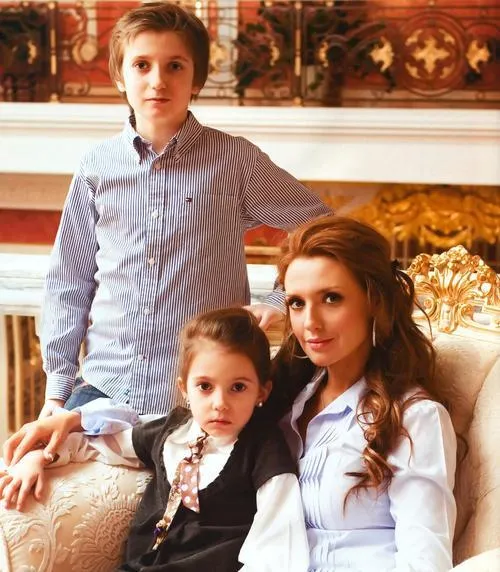 Оксана Марченко с дочерью Дарьей и сыном Богданом (фото –livestory.com.ua)