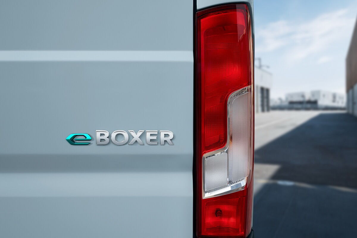 2021 Peugeot e-Boxer. фото: