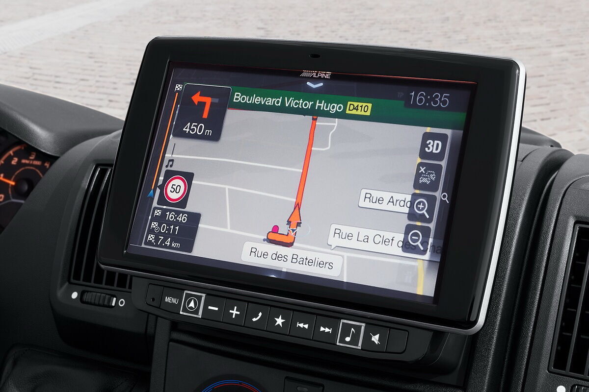 Для Peugeot e-Boxer пропонується великий асортимент опцій, наприклад, 9-дюймовий сенсорний дисплей. фото: