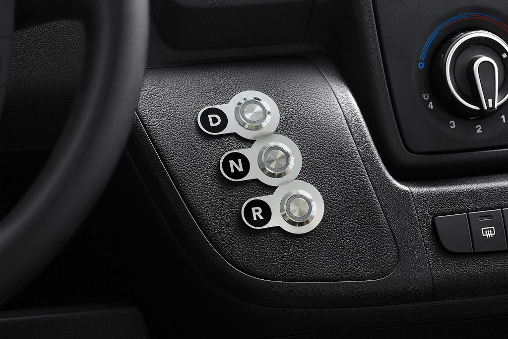 Для управления электромобилем используются три кнопки, расположенные на центральной консоли: D-N-R. Фото: