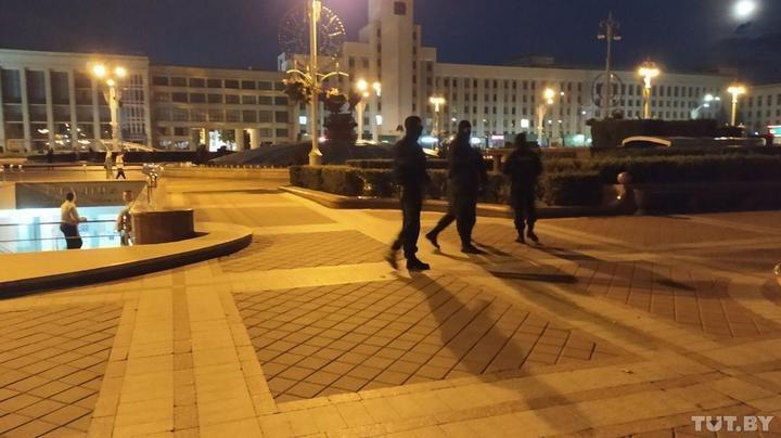 После разгона несколько силовиков остались патрулировать площадь Независимости