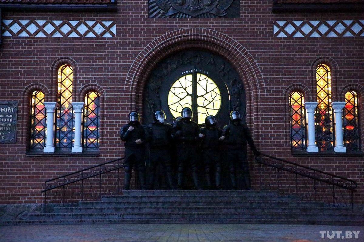 Силовики в Мінську заблокували протестувальників у костелі