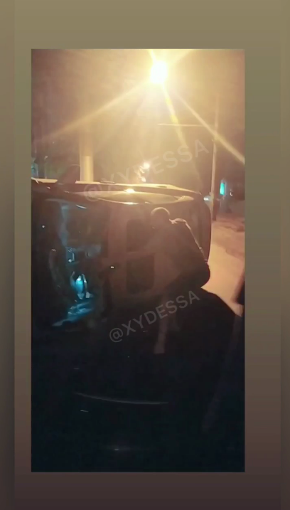 Водитель вылез из авто через разбитое лобовое стекло