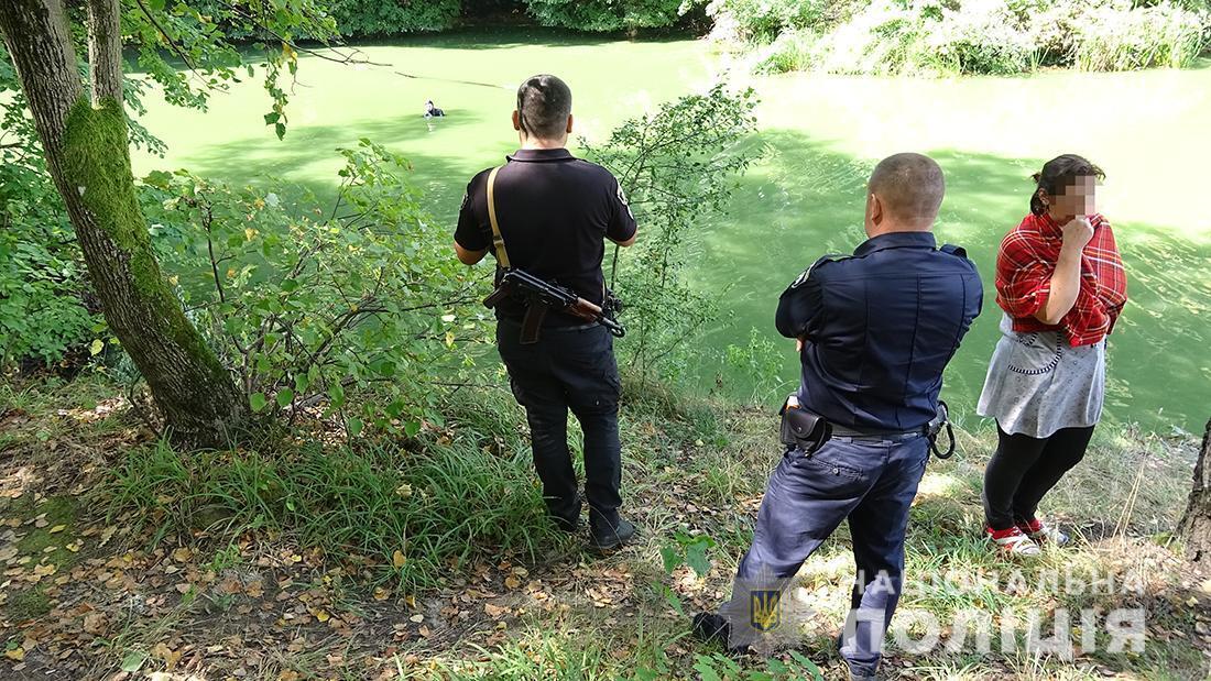 Поліція встановлює причини загибелі чоловіка в своєму авто