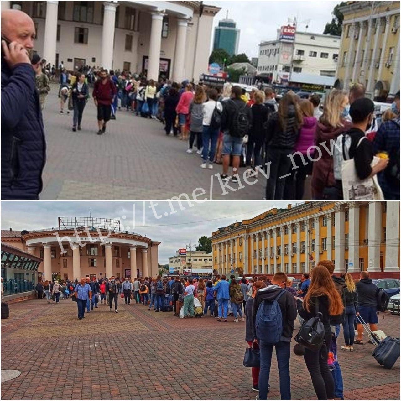 В Киеве возле метро "Вокзальная" выросла огромная очередь